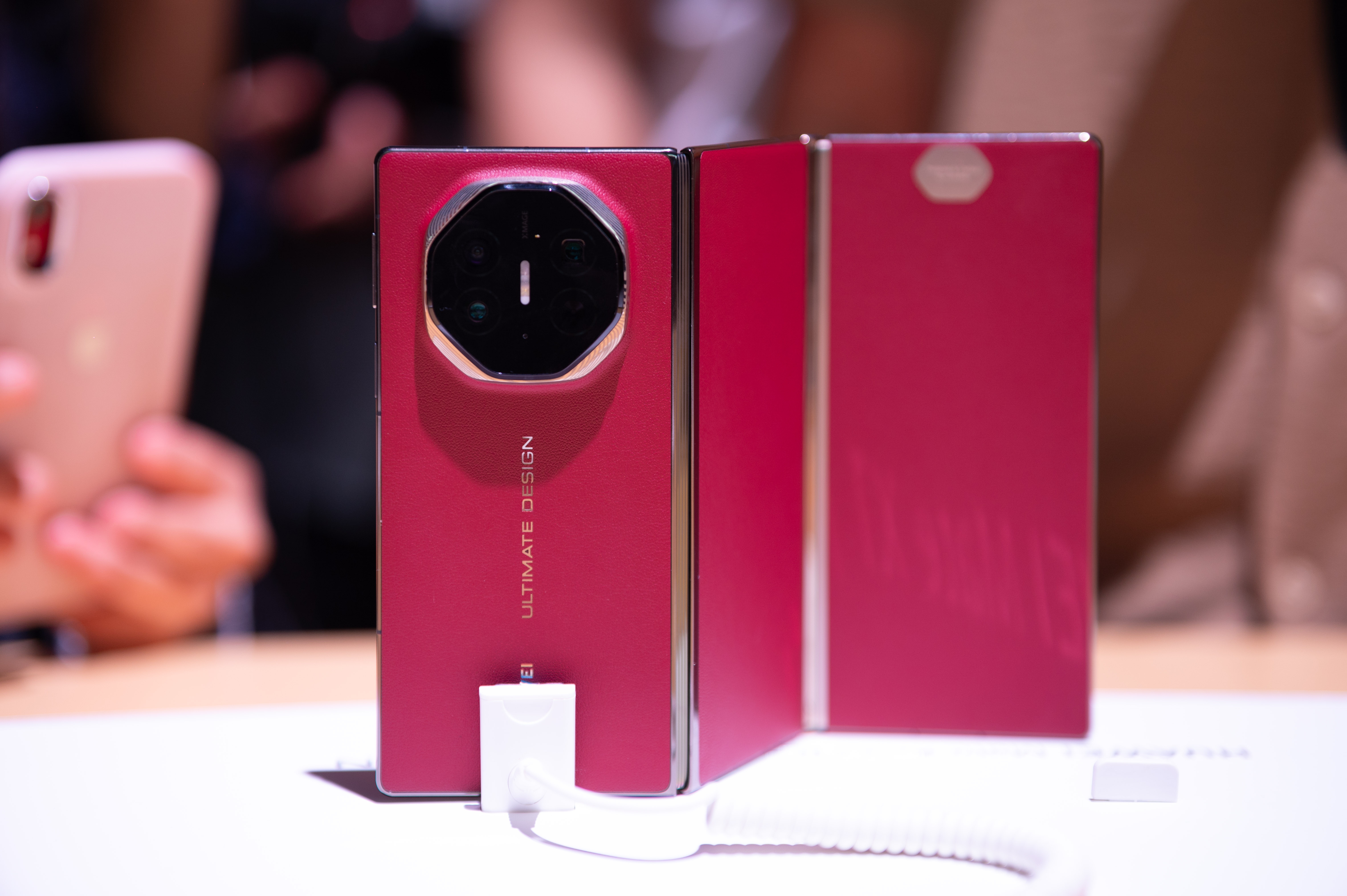 Huawei ban may gap 3 ngoai Trung Quoc, gia 3.500 euro hinh anh