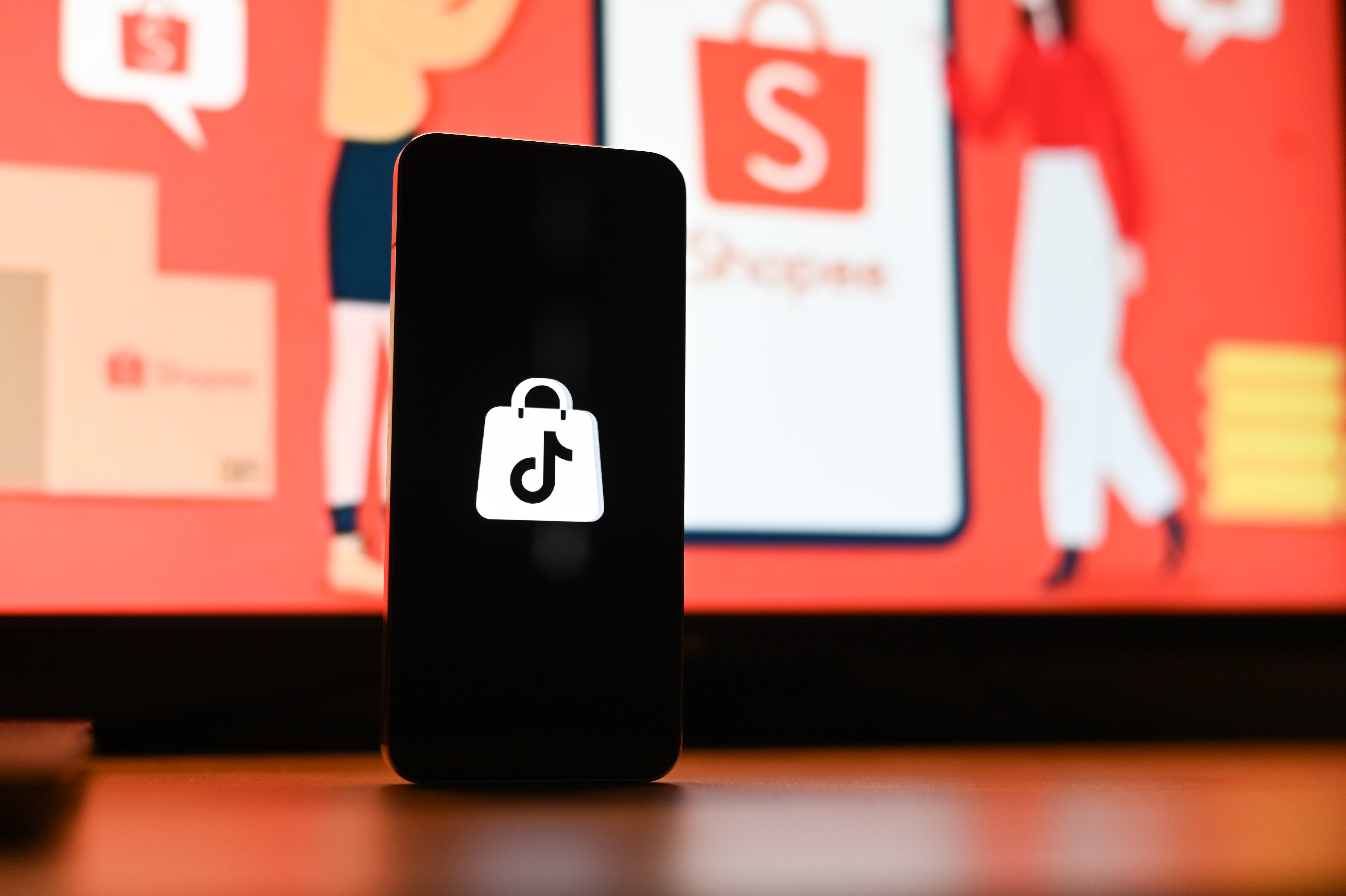 TikTok Shop noi buoc Shopee tang phi gap 3 hinh anh