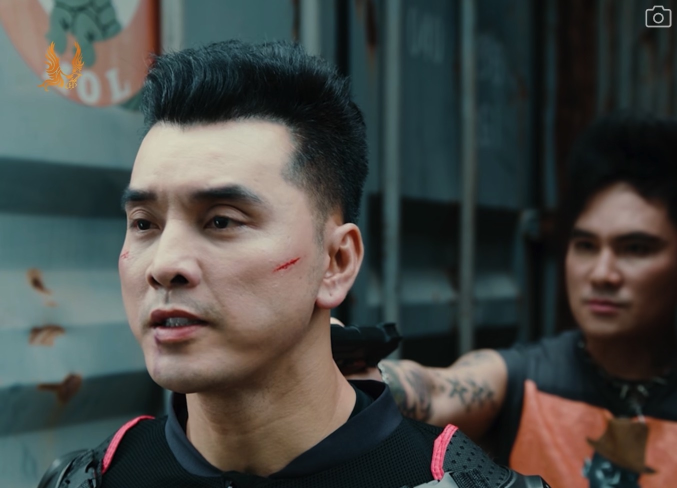 Vi sao logo nha cai bien mat khoi MV cua Ung Hoang Phuc? hinh anh