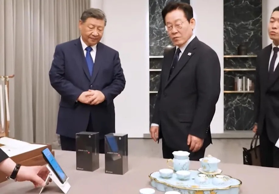 Chu tich Tap Can Binh tang may Xiaomi cho tong thong Han Quoc hinh anh