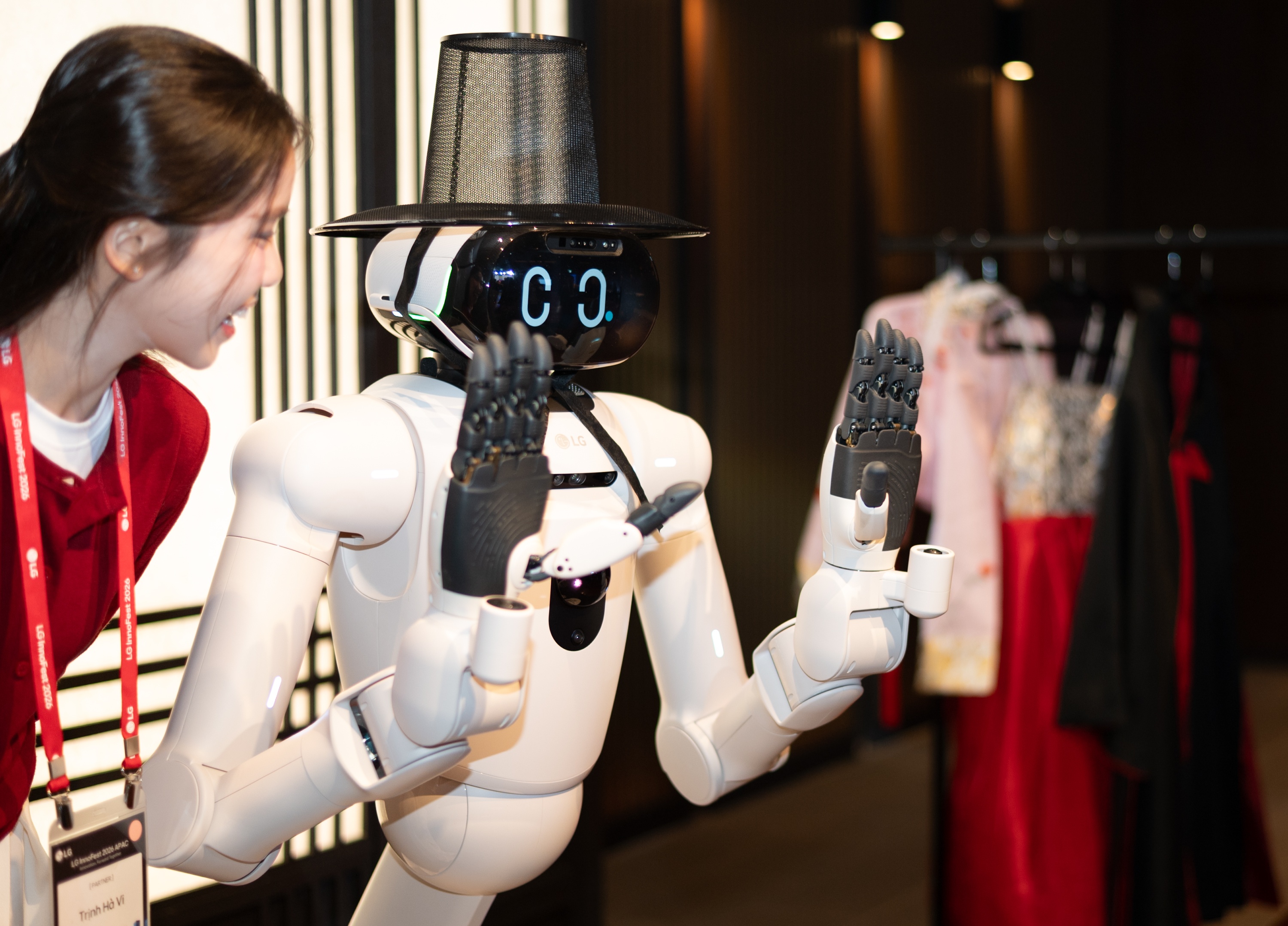 Thiet bi cuc mich cua LG boc tran nganh robot hinh nguoi Trung Quoc hinh anh