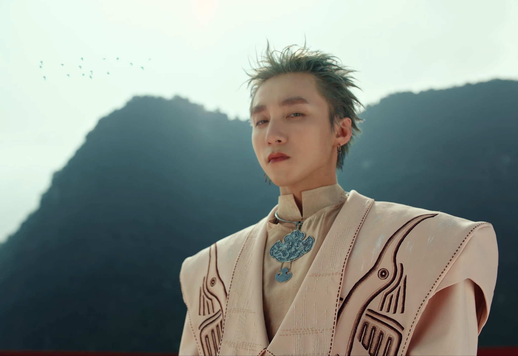 Nghe si 'tu huy' khi tung MV cung luc voi Son Tung M-TP? hinh anh