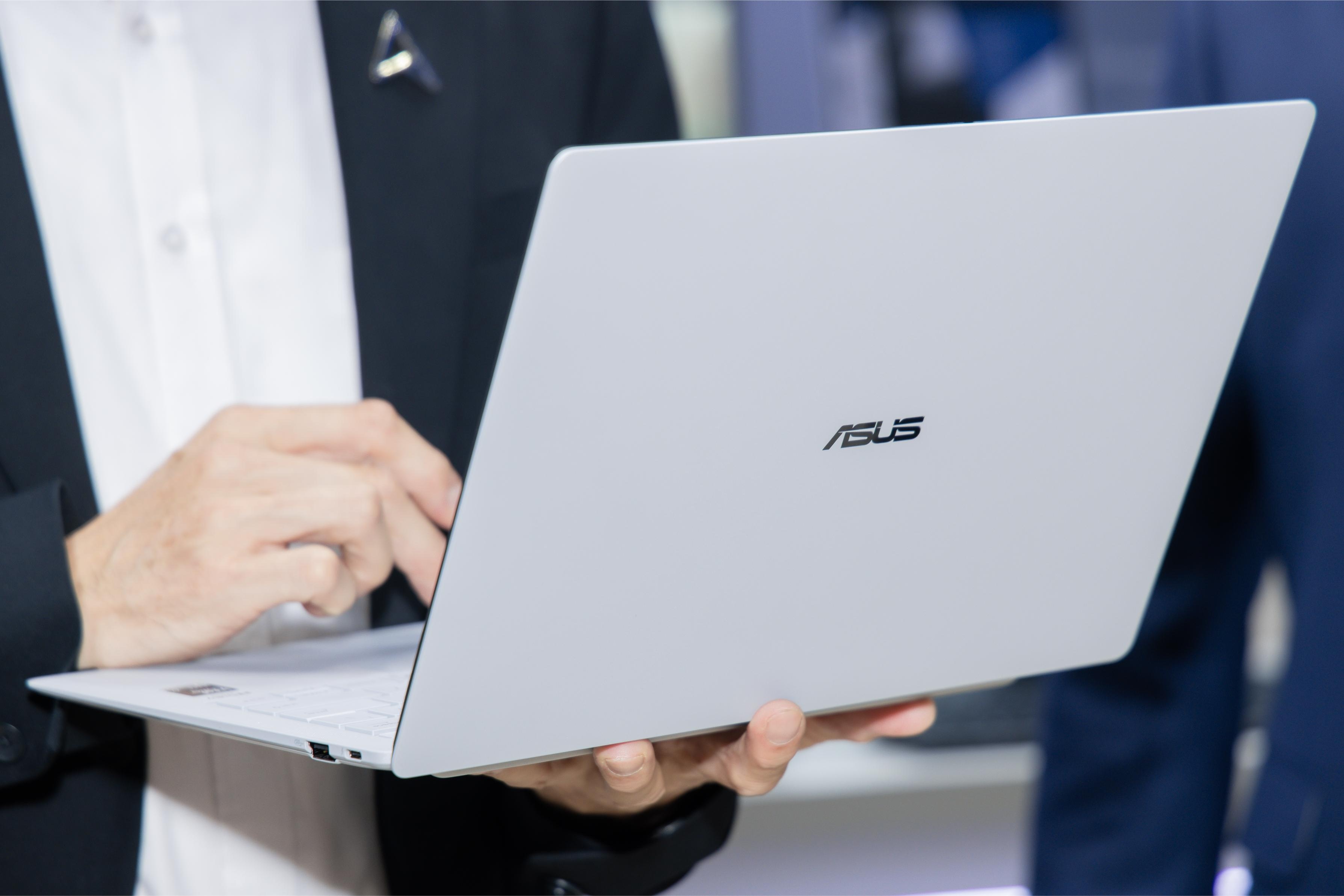 ExpertBook Ultra anh 4