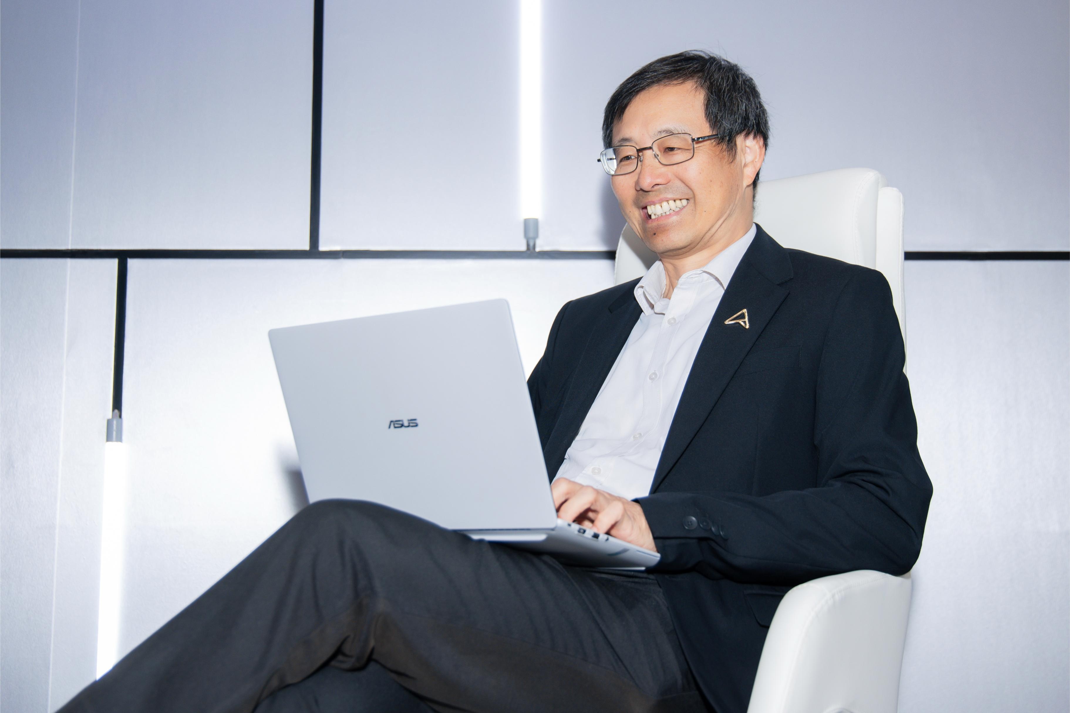 ExpertBook Ultra anh 2