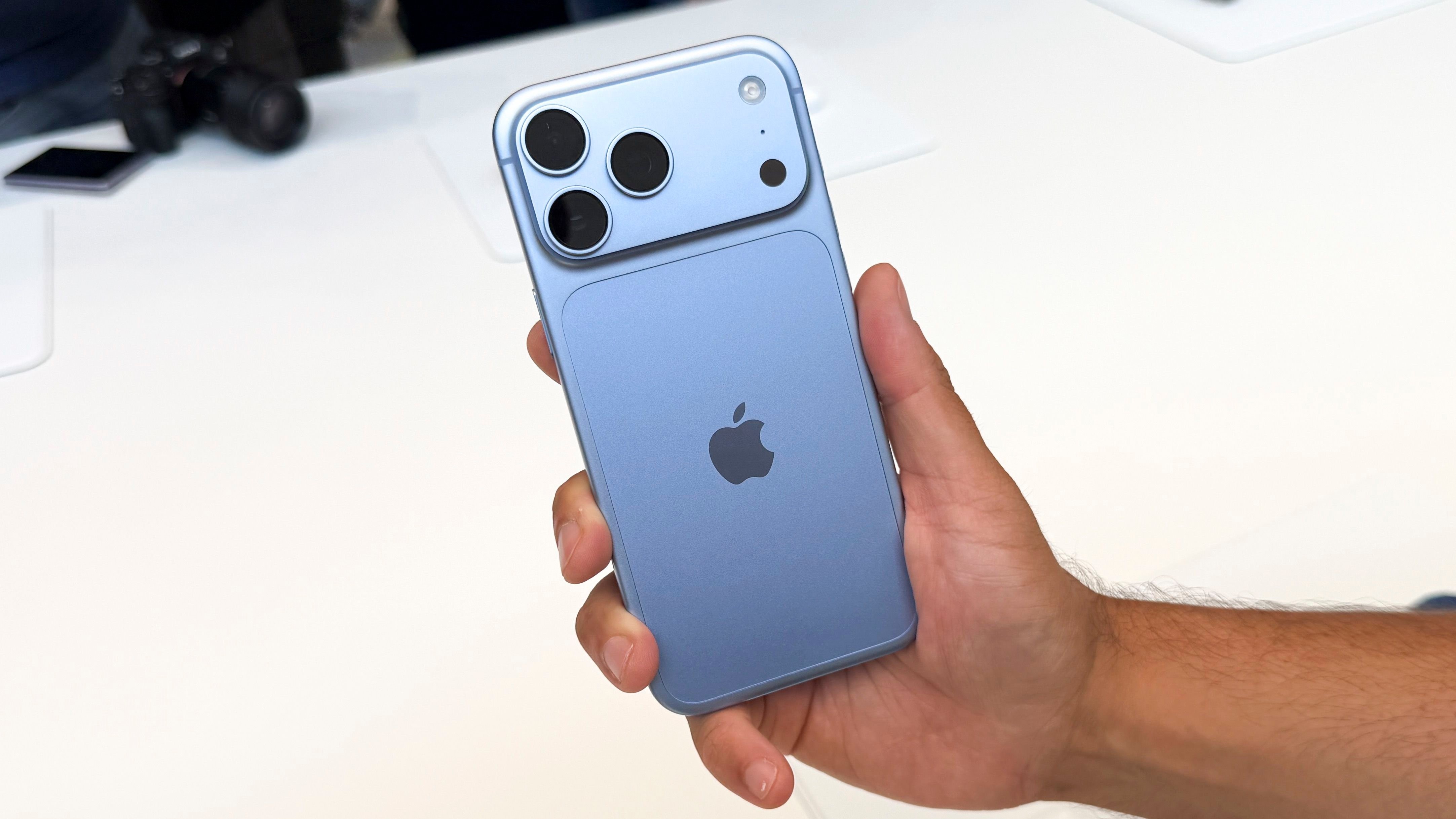 Bán iPhone 20 năm, sao lần nào Apple cũng để thiếu hàng?
