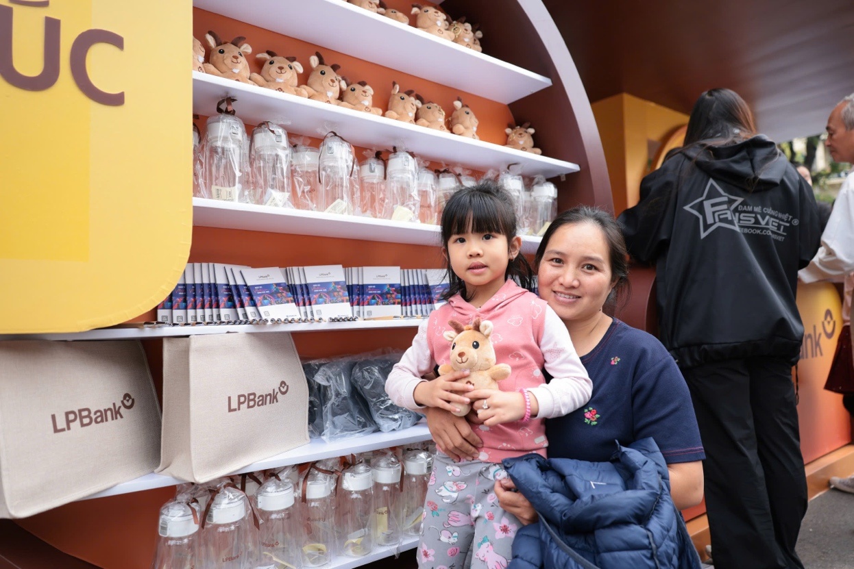 LPBank va hanh trinh ‘Cham loc phat - cham hanh phuc’ hinh anh