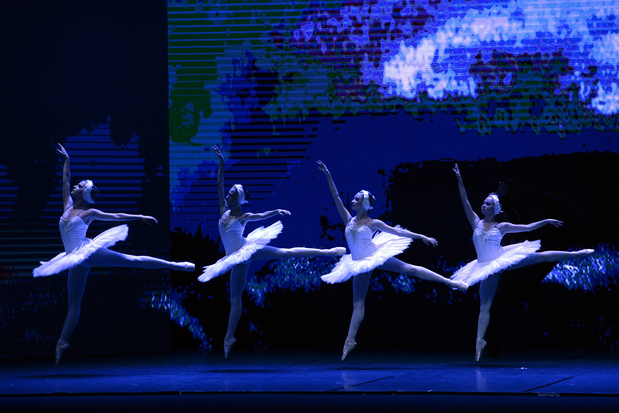 Ứng dụng công nghệ hiện đại trong trình diễn ballet là điểm đặc biệt của nhà hát Talarium Et Lux. Năm tấm màn hình 3D lớn tạo nên những ảo cảnh cuốn khán giả theo diễn tiến câu chuyện và những vũ đạo tuyệt đẹp của các nghệ sĩ.