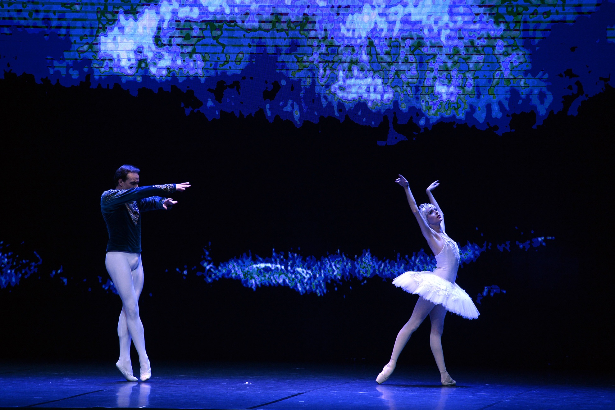 Nàng Odette xinh đẹp bị phù thuỷ xấu xa Von Rothbart phù phép hoá thành thiên nga và phải có một người chưa từng yêu ai trước đây thề sẽ yêu nàng mãi mới thì lời nguyền mới bị phá bỏ.