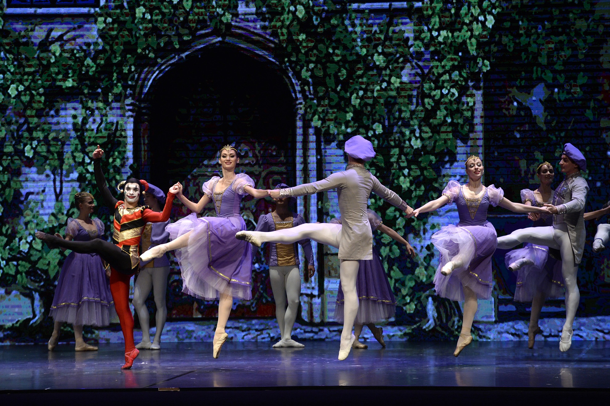 Mặc dù những cơn mưa lớn khiến buổi trình diễn vở ballet 