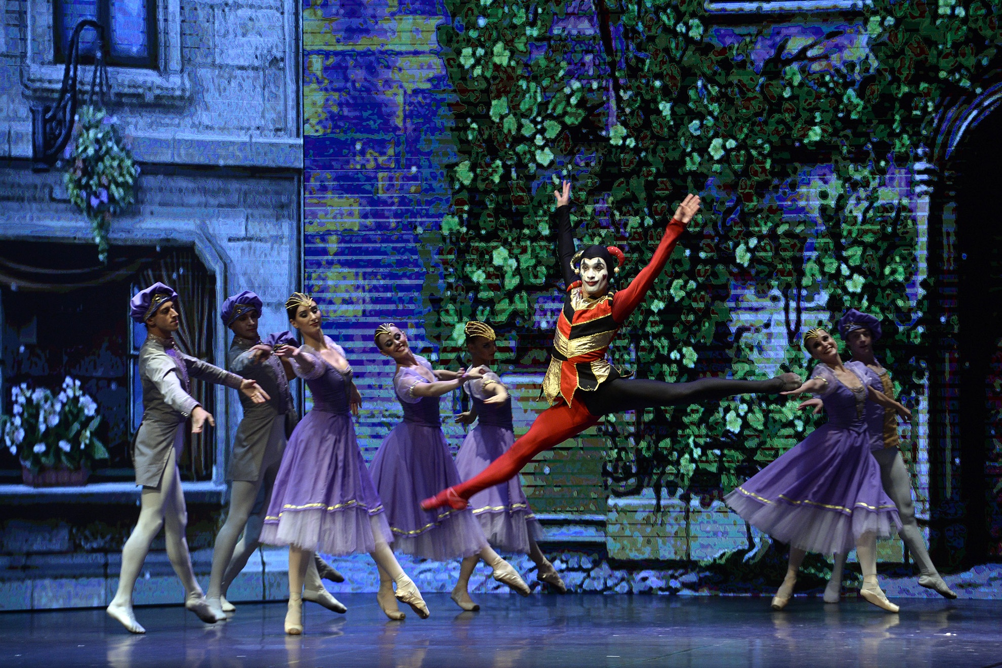 Ở Màn 1 của vở diễn, vai chú hề cung đình gây ấn tượng mạnh với khán giả bởi kỹ thuật trình diễn điêu luyện và một hình tượng nhân vật sống động, người dẫn dắt câu chuyện một cách khéo léo.