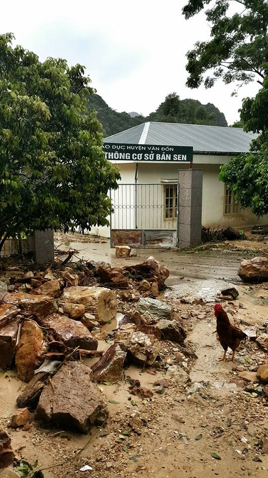 Chỉ còn hơn một tháng nữa tới ngày khai giảng nhưng trường tiểu học Bản Sen đã bị huỷ hoại nghiêm trọng
