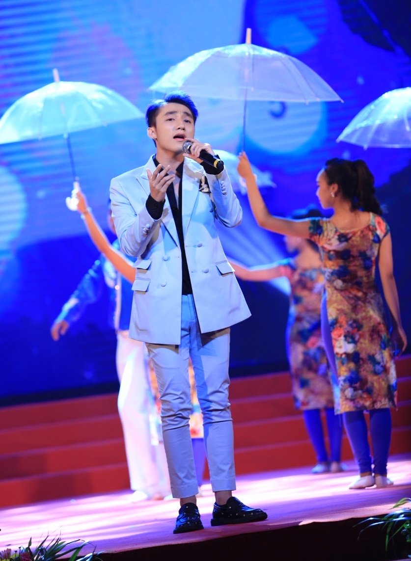 Sơn Tùng M-TP biểu diễn trong chương trình nghệ thuật từ thiện 