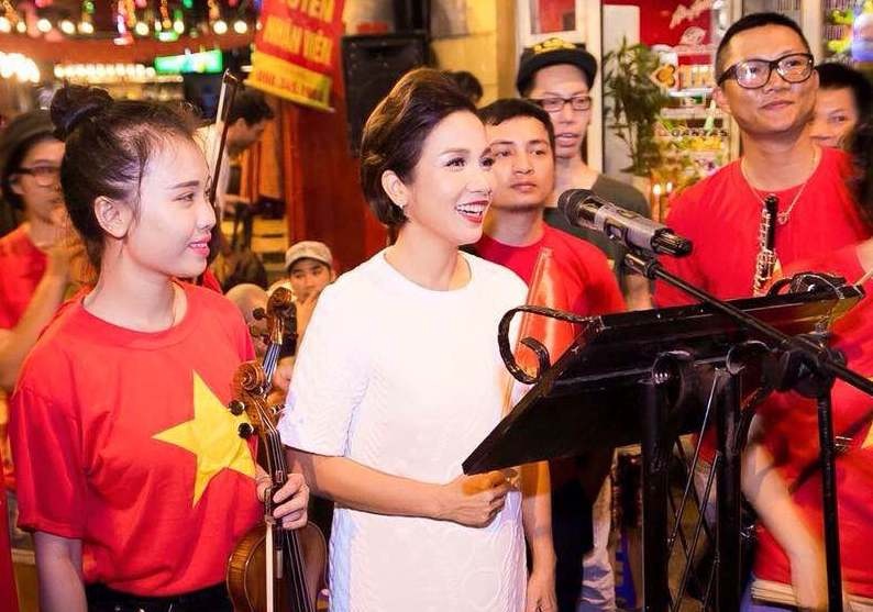 Maius Philharmonic the hien ban Tien quan ca tren duong pho hinh anh