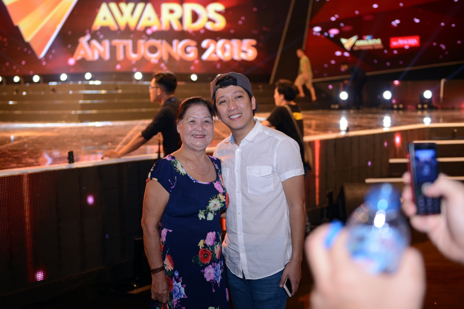 Một fan hâm mộ lớn tuổi nhận ra và chụp ảnh cùng Trường Giang.