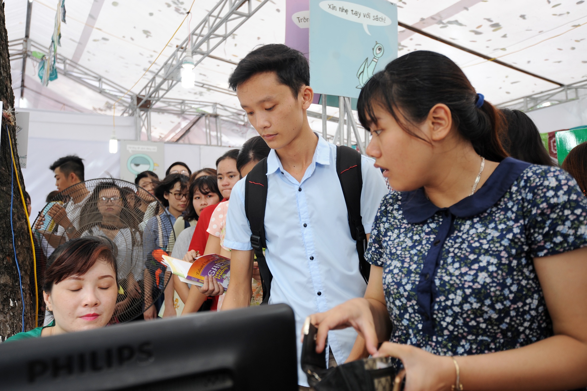 Xep hang mua quyen to mau o hoi cho sach quoc te hinh anh