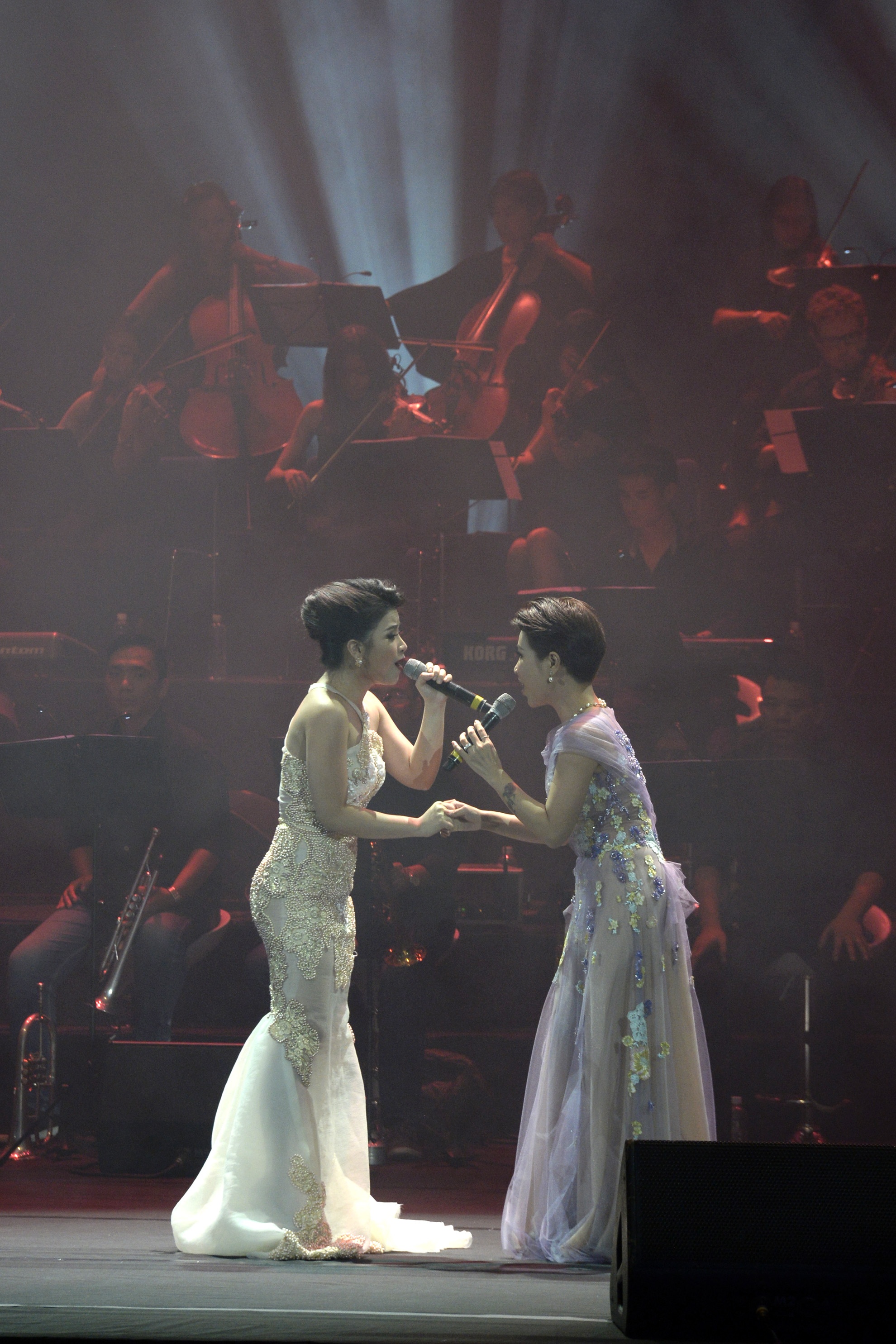 Dương Hoàng Yến và Uyên Linh đưa người nghe về không khí âm nhạc của những năm 1990 với ca khúc 