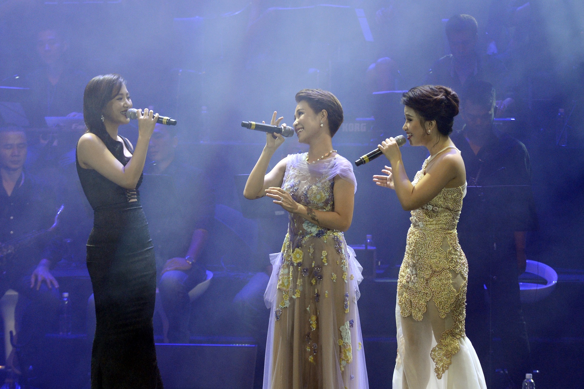 Ba nữ ca sĩ khách mời đã có màn hoà giọng ấn tượng trước khi nhân vật chính xuất hiện.