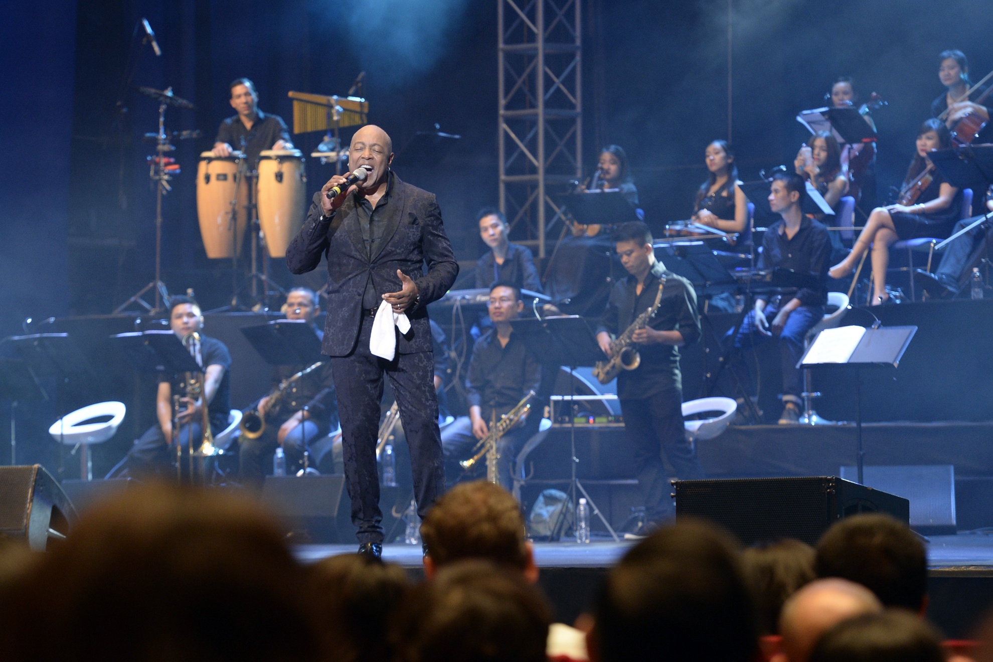 Nhưng sự yêu mến của khán giả Việt Nam đã khiến danh ca hát thêm một ca khúc gửi tặng những