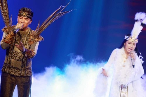 Vi sao Mr Dam cho tro dien 'hoat canh' dem chung ket? hinh anh