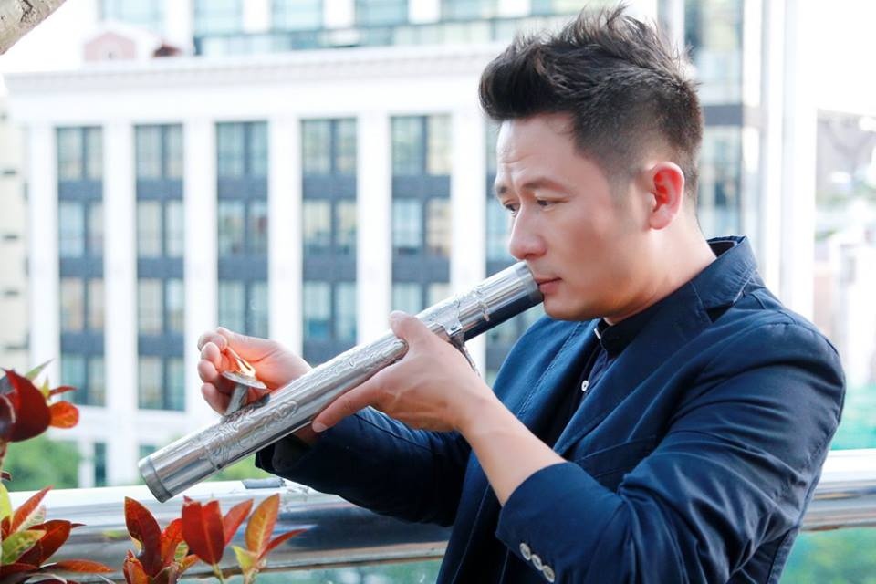 Chiếc điếu cày đặc biệt của Bằng Kiều với chữ ký của nhiều nghệ sĩ nổi tiếng là tâm điểm quan tâm của báo giới. Ảnh: Duy Phồn