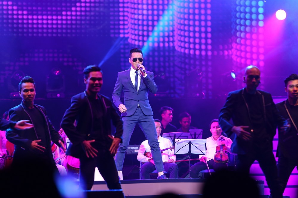 Dan ca si hai ngoai hat 3 tieng dong ho cung khan gia Ha Noi hinh anh