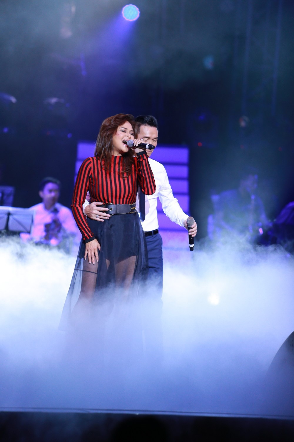 Anh cùng bạn thân Lưu Bích có màn song ca trữ tình.