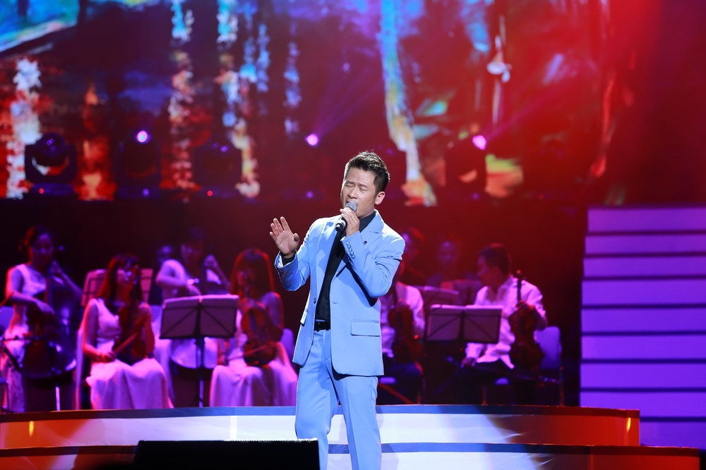 Có thể nói Bằng Kiều đã thành công trong cả hai vai trò ca sĩ và biên tập âm nhạc của show diễn này.