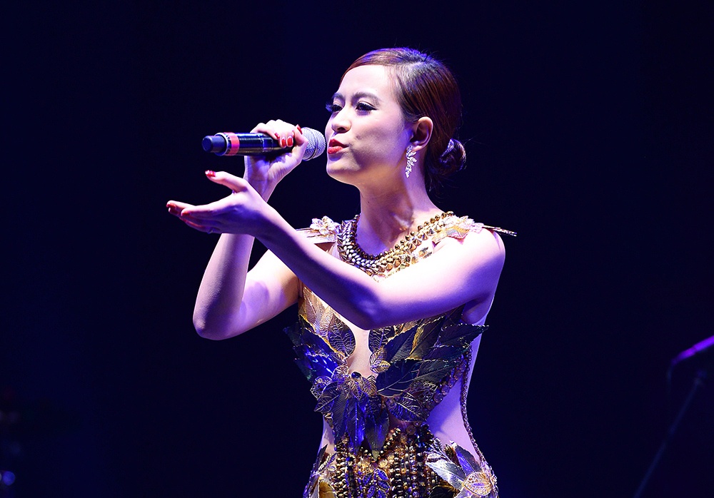 Hoang Thuy Linh toa sang tren san khau Gio mua hinh anh