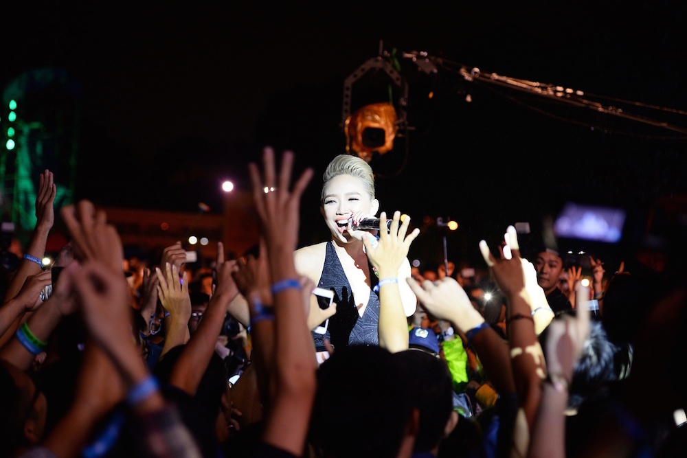 Toc Tien hat ca khuc moi tren san khau Hoang thanh hinh anh