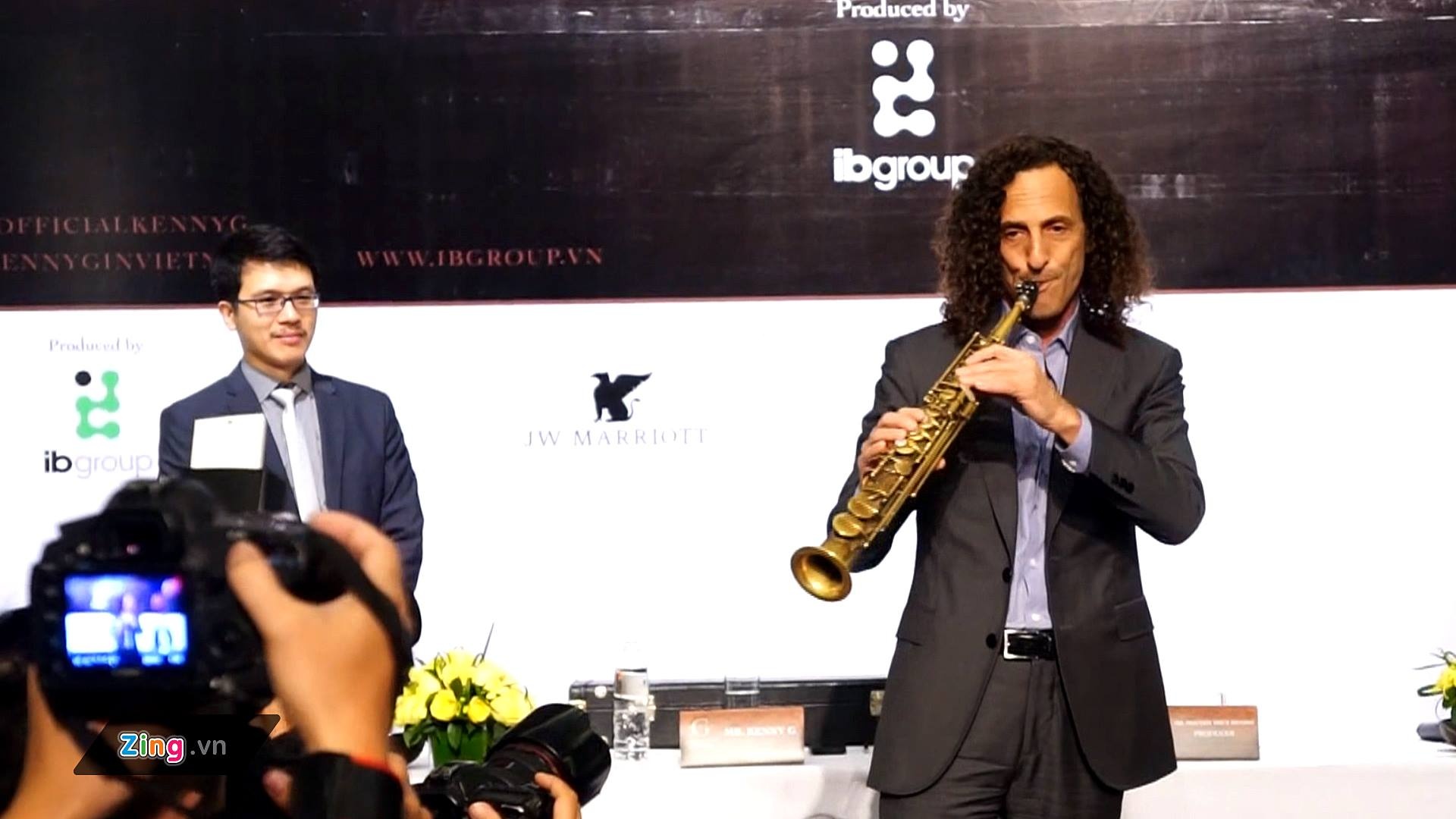 Kenny G ngau hung 'Forever in love' trong hop bao tai Ha Noi hinh anh