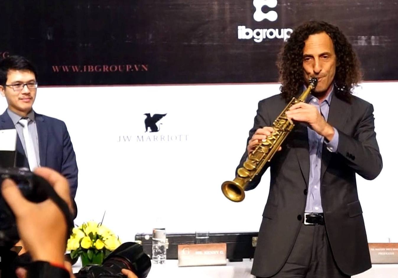 Kenny G trinh dien ngau hung trong buoi hop bao tai Ha Noi hinh anh