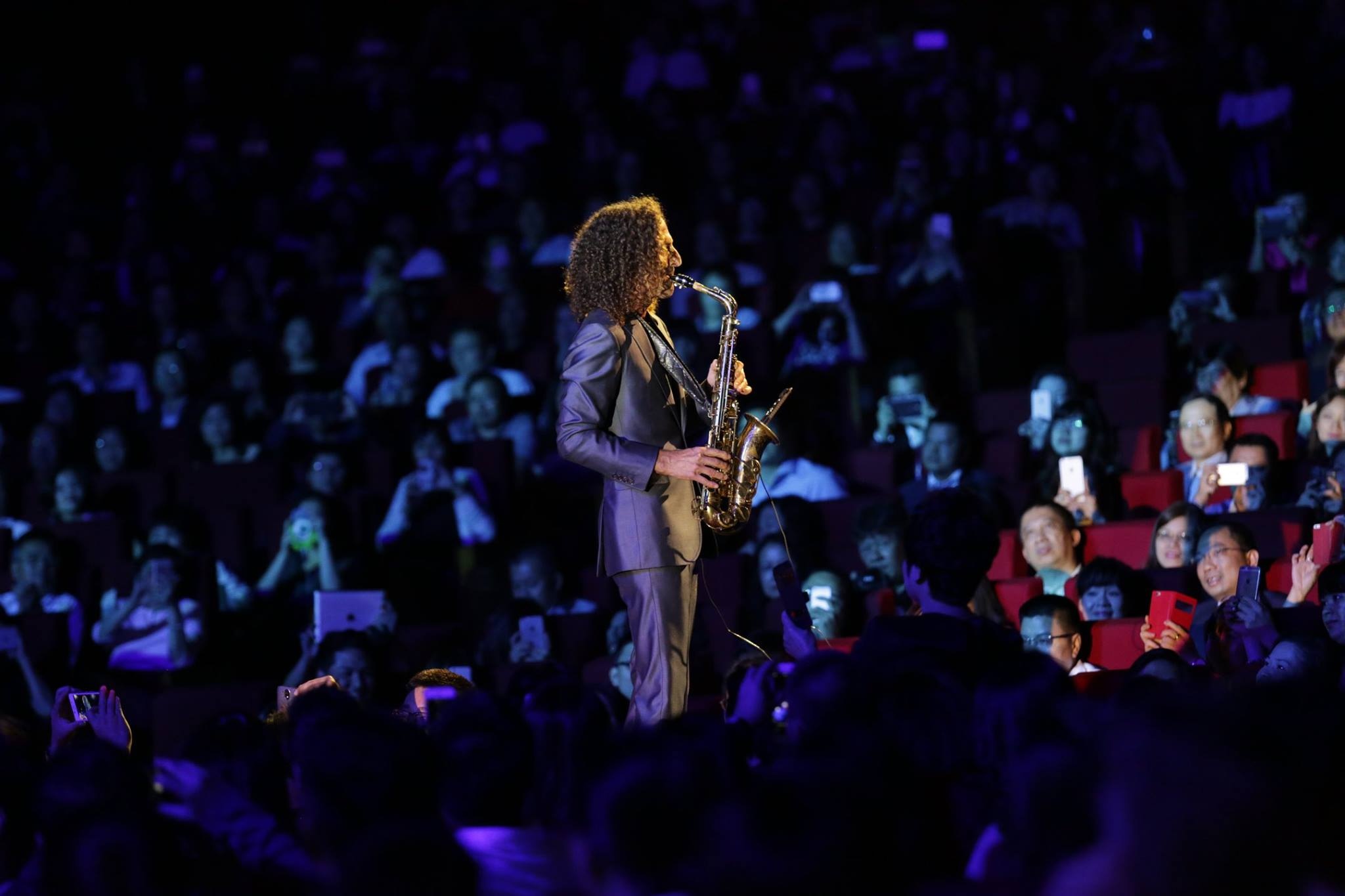 Buổi diễn của Kenny G mở đầu bất ngờ khi nghệ sĩ saxophone nổi tiếng xuất hiện trên hàng ghế khán giả thay vì sân khấu chính.