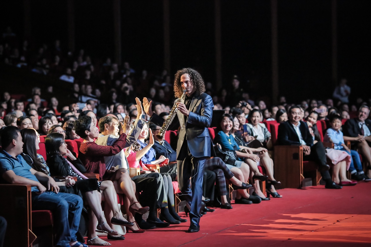 Kenny G thoi ken hay, noi tieng Viet gioi hinh anh