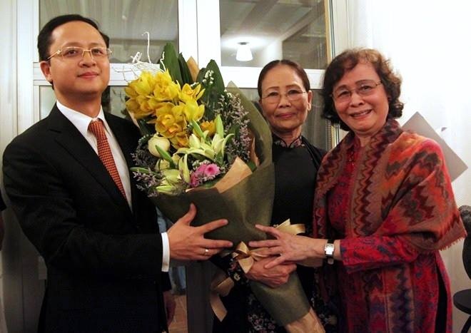 Người thân và bạn bè chúc mừng nhà thơ Ý Nhi nhận giải thưởng văn học uy tín của Thuỵ Điển.