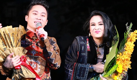 Tung Duong khoc khi cong bo ve con trai moi sinh hinh anh