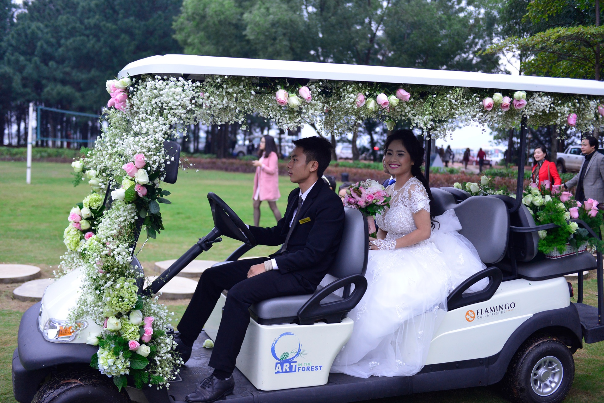 Kieu Anh tung hoa cuoi cho ban be va nguoi than hinh anh