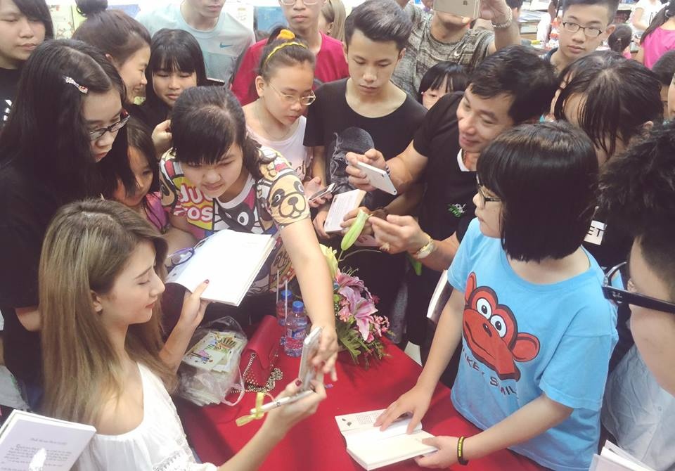 Quynh Anh Shyn ra sach anh 2