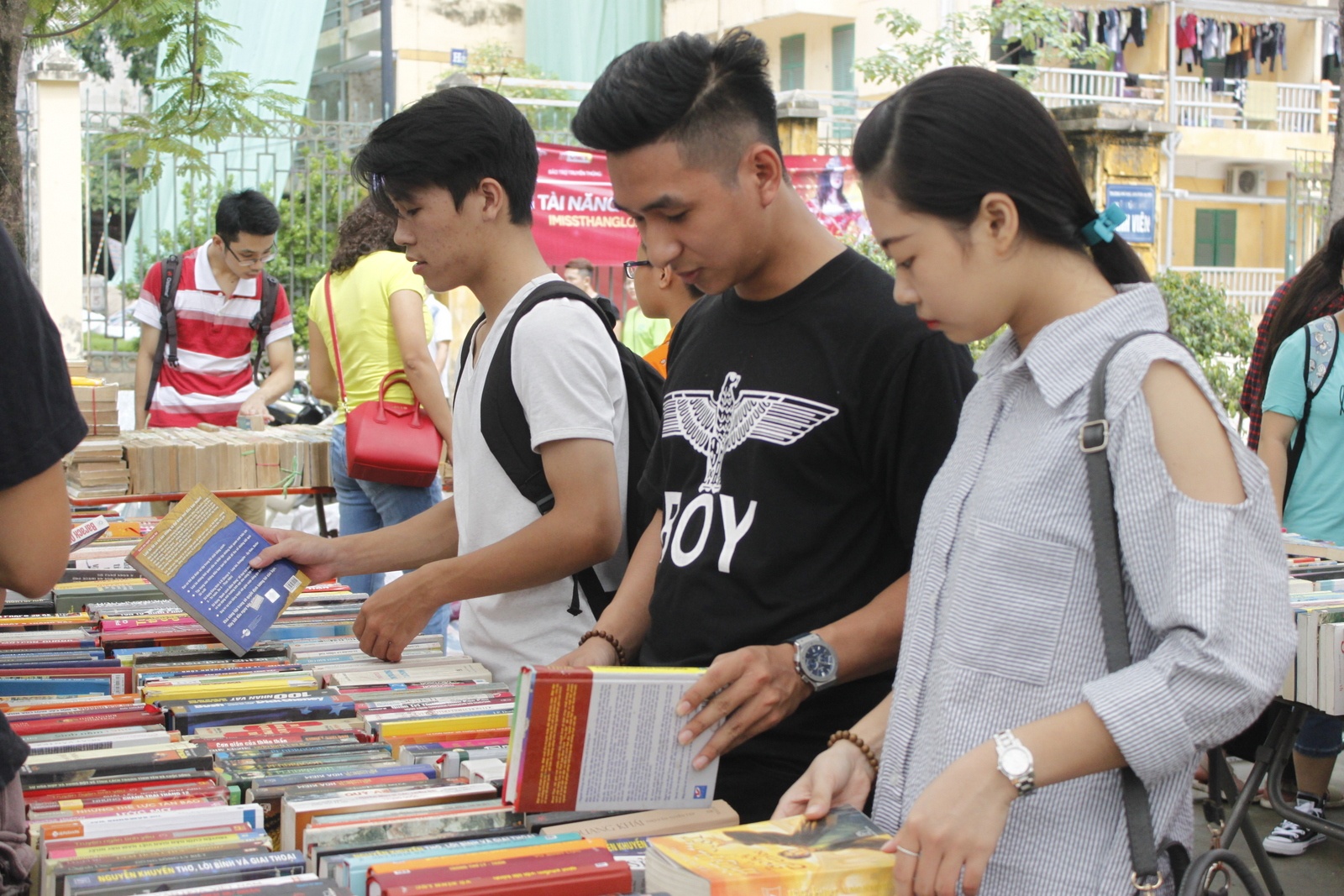 hoi sach cu lan thu ba anh 2