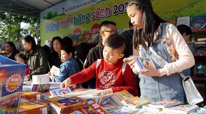 Co can bao ve quyen doc sach cua tre em? hinh anh