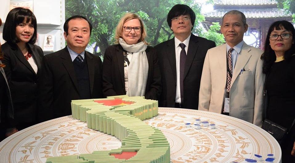 Gian hang Viet Nam nhon nhip tai Hoi cho sach Frankfurt hinh anh