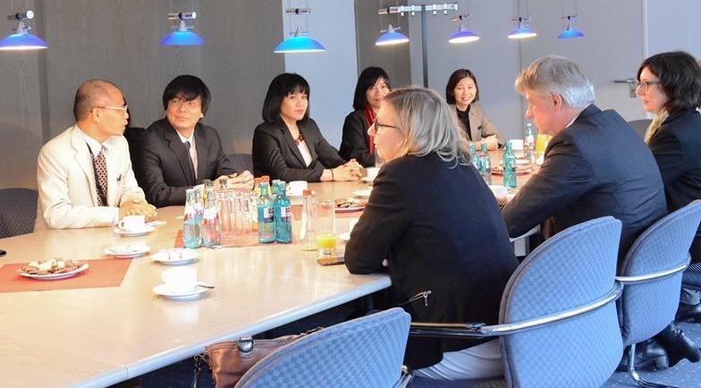 Viet Nam mua ban quyen 20 tua sach tai Hoi sach Frankfurt hinh anh