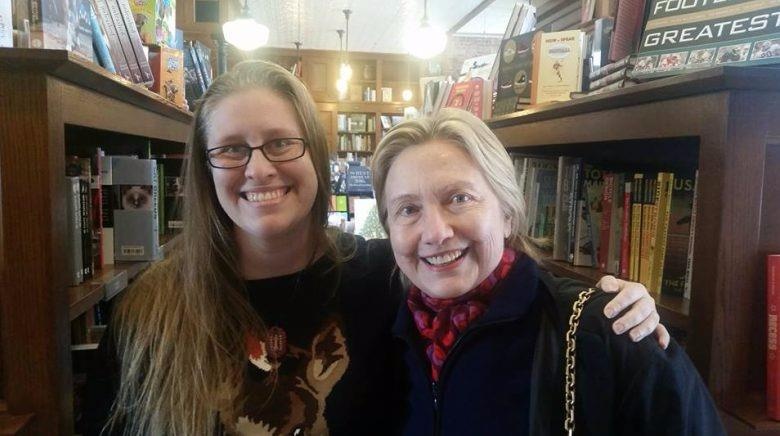 Sau that bai tranh cu, ba Hillary di mua sach thu gian hinh anh