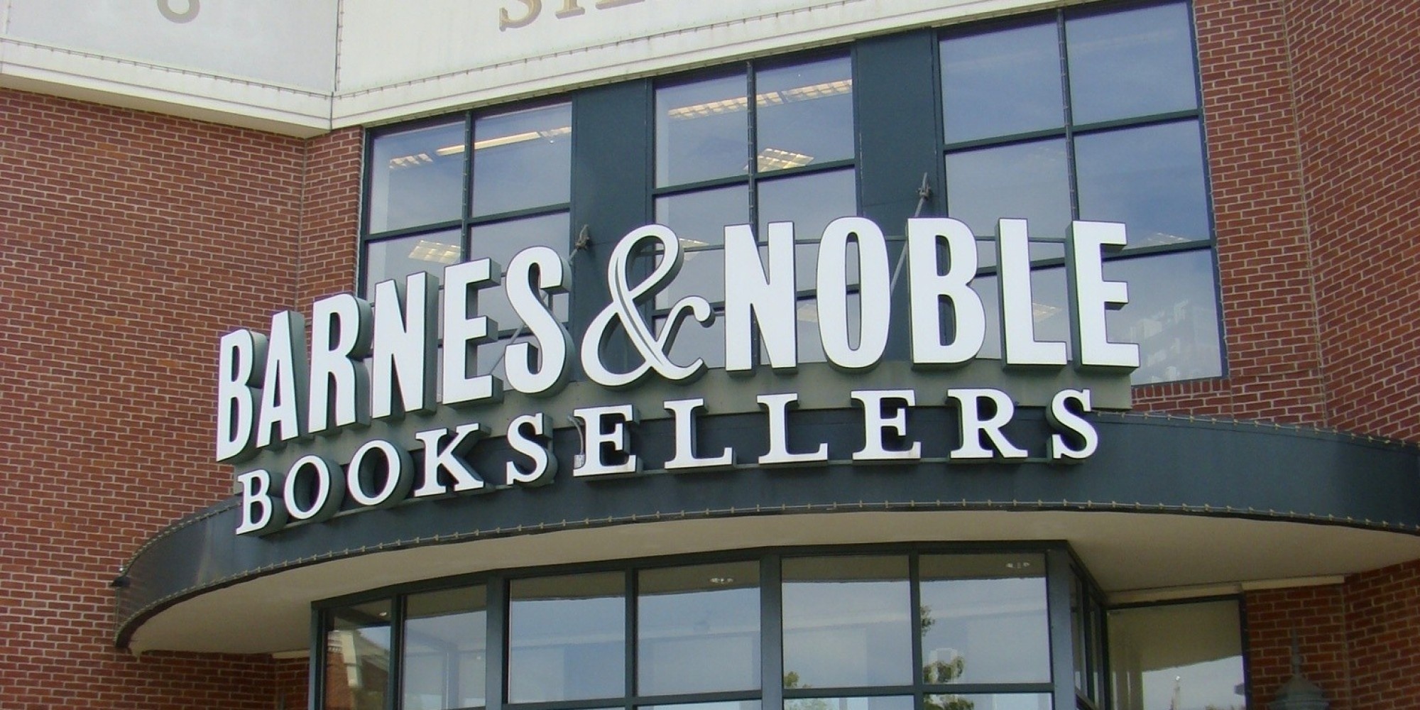 Barnes & Noble ban sach co chu ky trong ngay Black Friday hinh anh