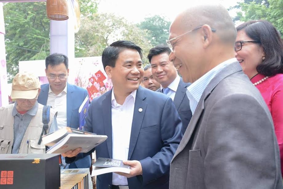 pho sach xuan va hoi sach quoc te anh 2