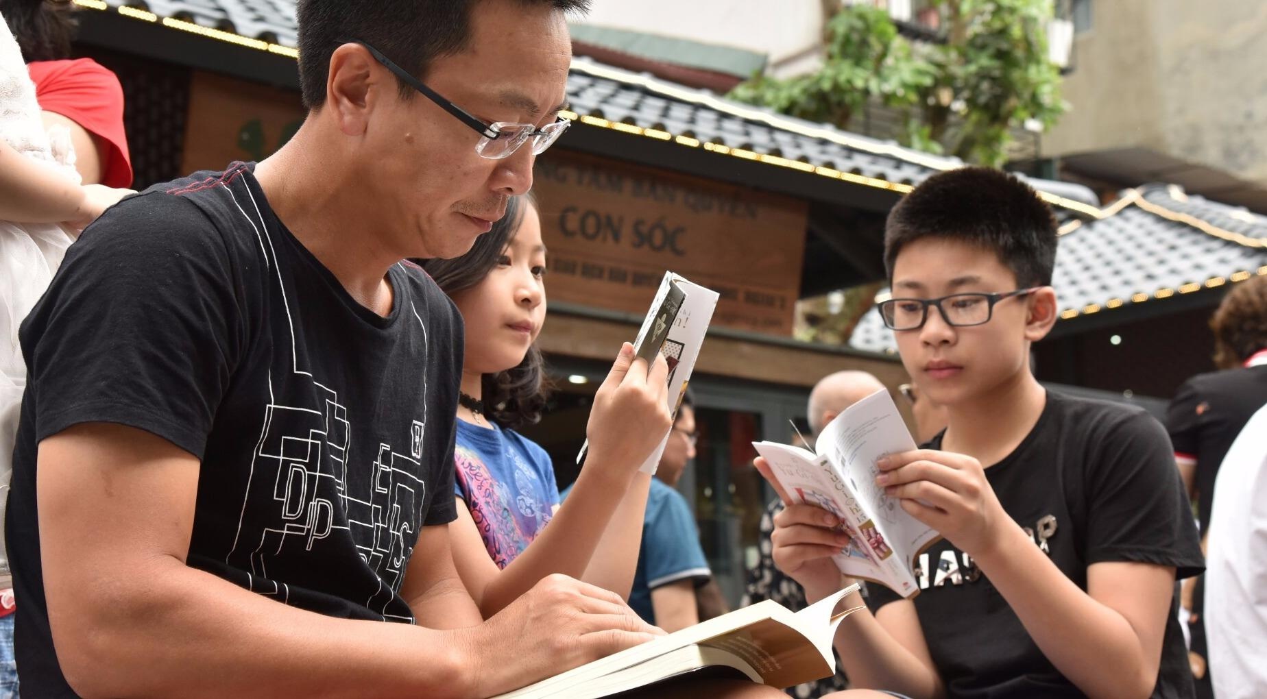 Pho sach Ha Noi thu hut nguoi dan ngay ngay dau khai truong hinh anh