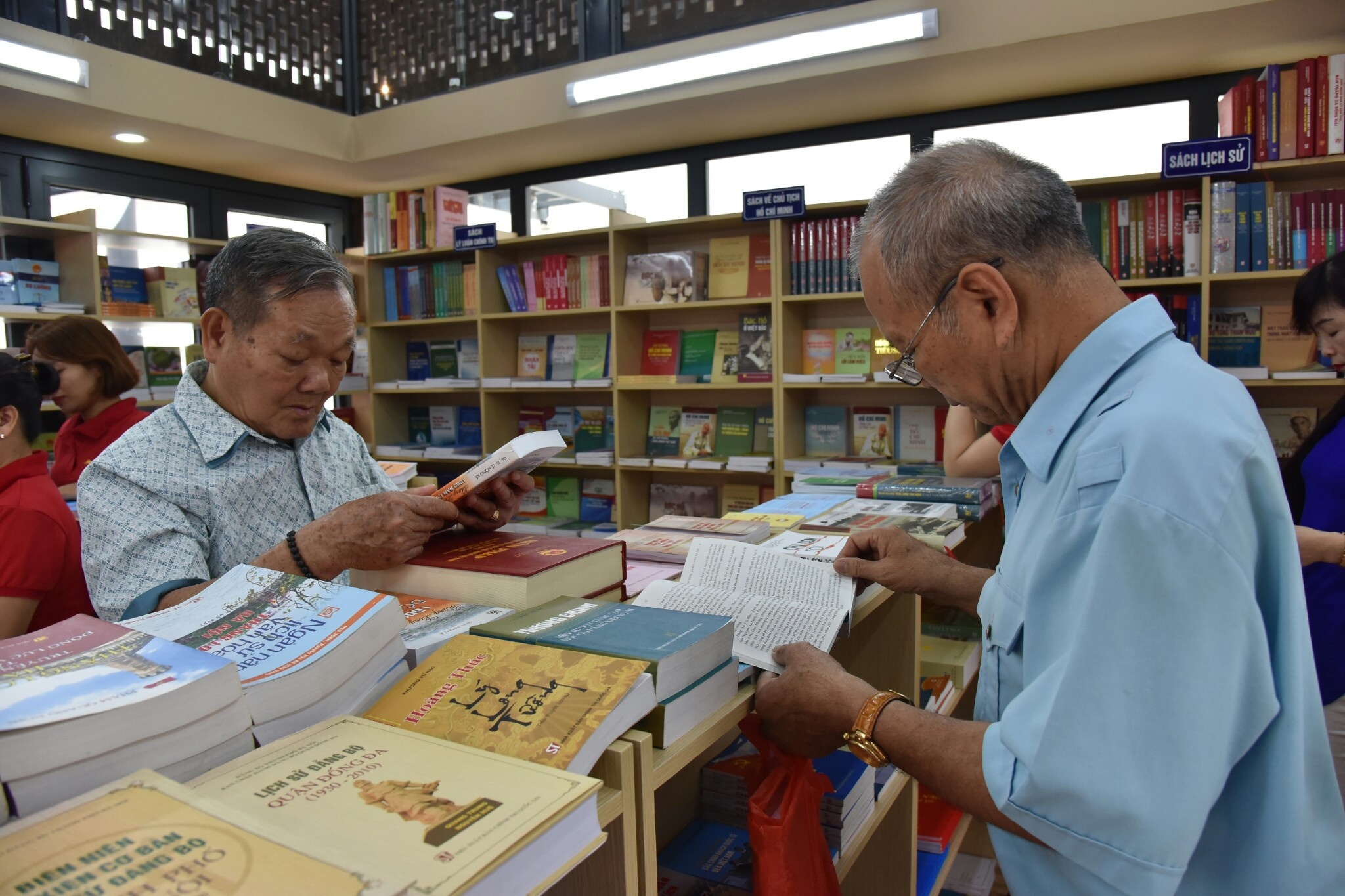 khai truong pho sach Ha Noi anh 12