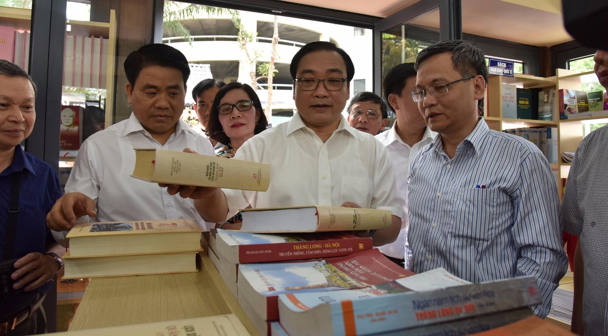 ‘Pho sach Ha Noi mo khong gian van hoa - tri thuc giua long thanh pho’ hinh anh