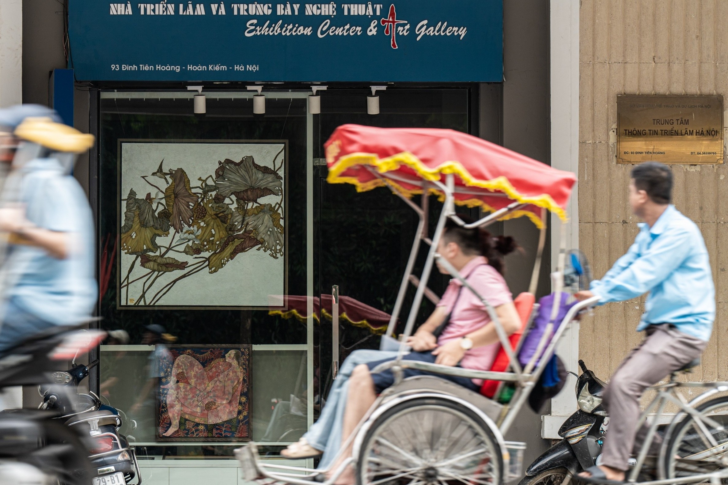 Loat phong tranh rut khoi pho Trang Tien, tra mat bang gap hinh anh