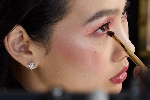 Louis Vuitton gay tranh cai khi ban son xa xi hon 160 USD hinh anh