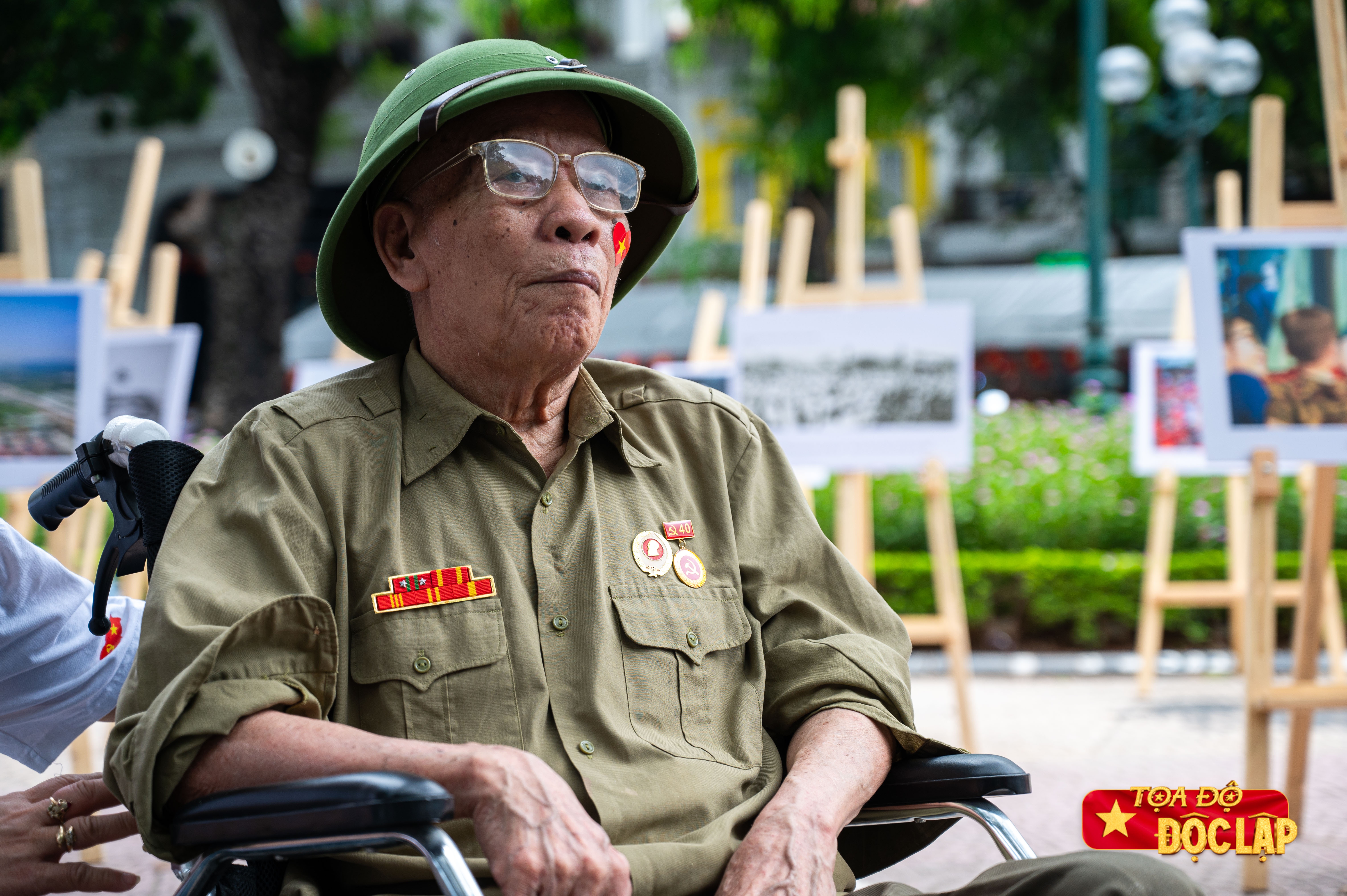 Cuu chien binh 93 tuoi nghen ngao tai trien lam lich su o ho Guom hinh anh